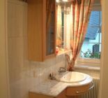 helles und freundliches Badezimmer