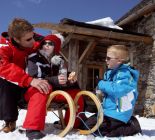 Rodeln mit der ganzen Familie im Winterurlaub